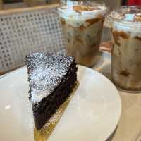Coff & Caw cafe คาเฟ่มินิมอล มีนกแก้วด้วย