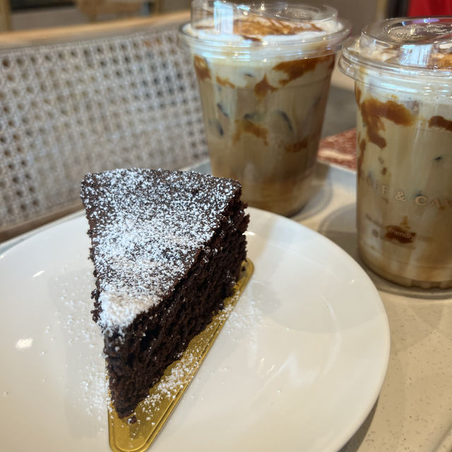 Coff & Caw cafe คาเฟ่มินิมอล มีนกแก้วด้วย