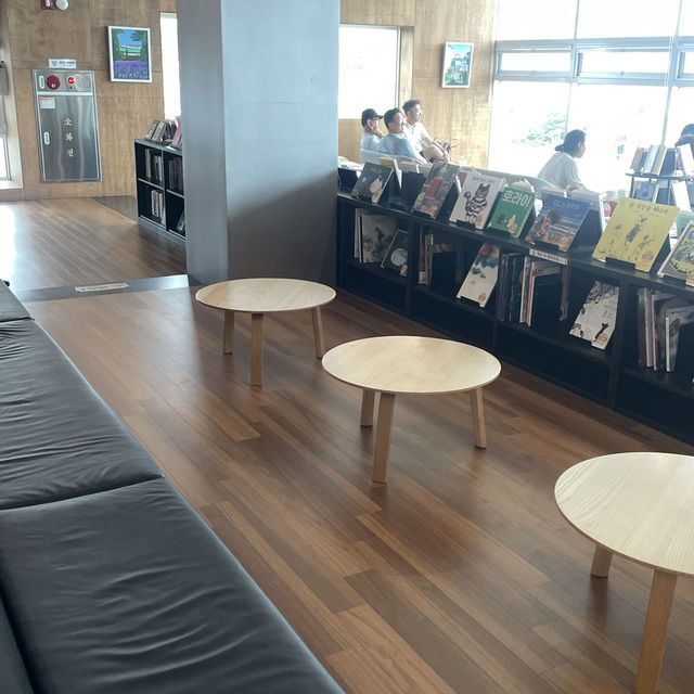 本と海を同時に楽しめるブックカフェ「지관서과」