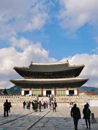 ใบไม้เปลี่ยนสีที่ Gyeongbokgung Palace 