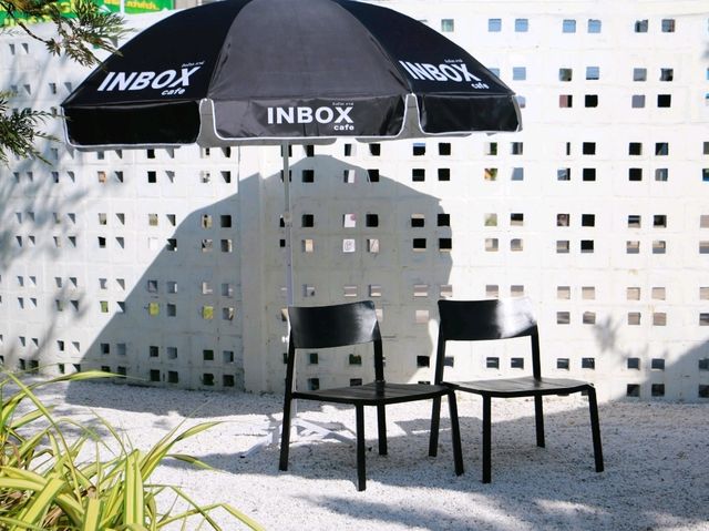 คาเฟ่มินิมอลสีขาวที่ Inbox cafe