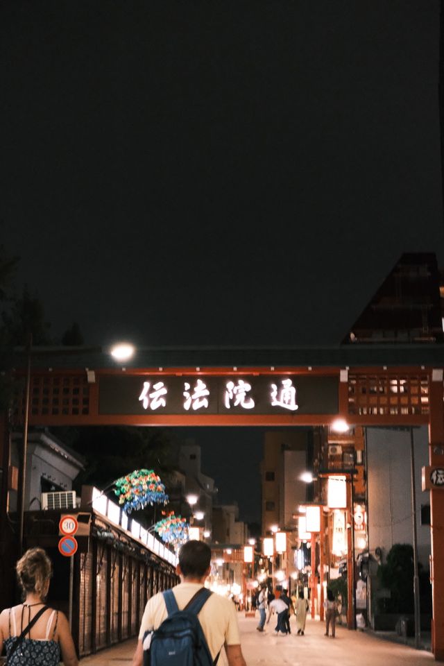 夜晚的淺草寺：靜謐與燈光的完美結合