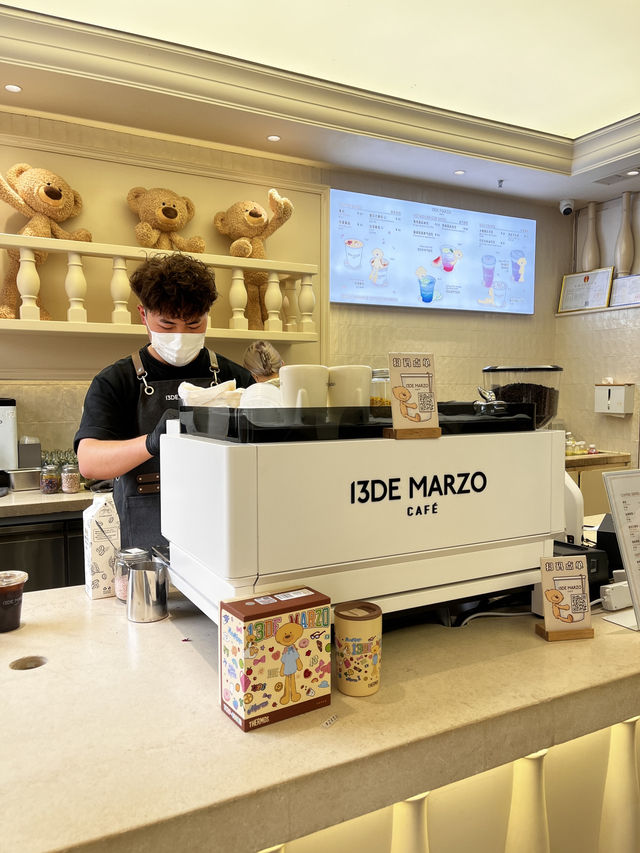  13DE Marzo Cafe คาเฟ่หมียักษ์สุดฮิตในเซี่ยงไฮ้ !!