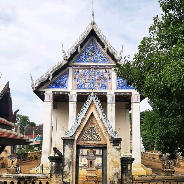 ชมจิตรกรรมฝาผนังในอุโบสถโบราณ