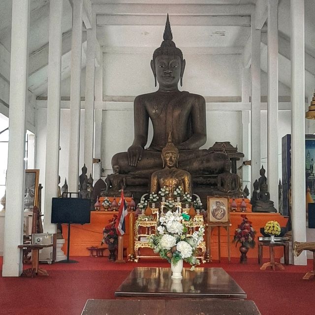 สักการะพระพุทธรูปประจำเมืองกำแพงเพชร