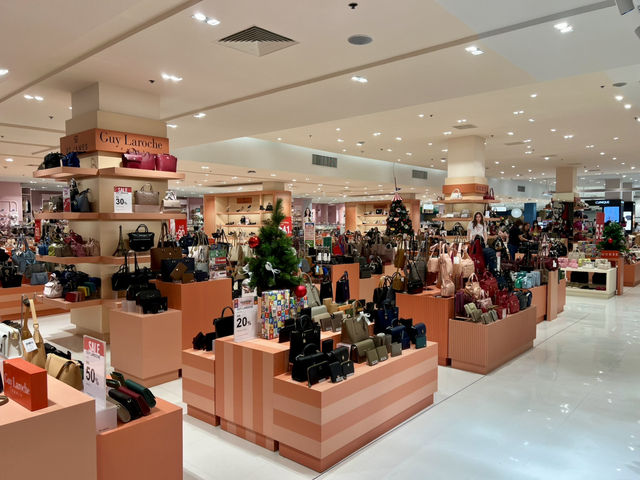 ชมต้นคริสต์มาสธีมดิสนีย์ เดินชอปปิ้งเพลิน 🛍️🎄✨