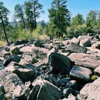 Exploring Devils Tower in Wyoming: A Natural Wonder You Can’t Miss 🇺🇸
