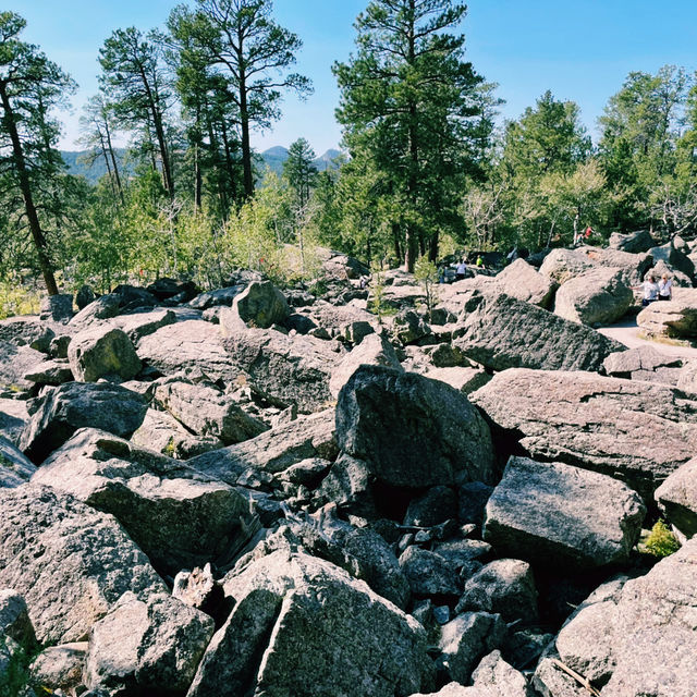 Exploring Devils Tower in Wyoming: A Natural Wonder You Can’t Miss 🇺🇸