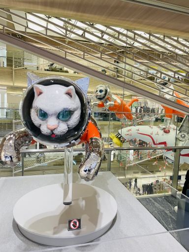 Tokyo/Ginza] A giant cat in a space suit floating in the air