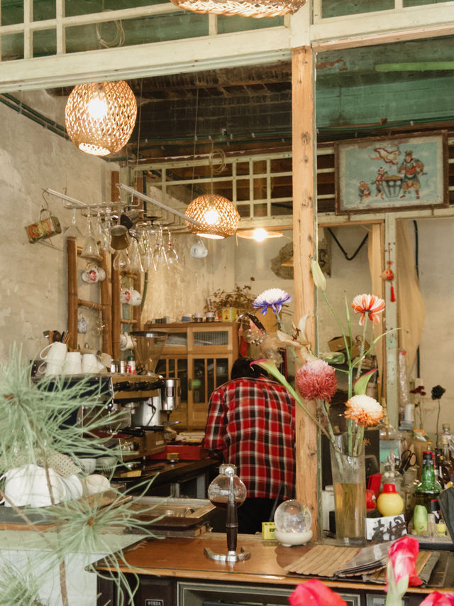 ☕️ 存憶 Cafe Bar：レトロな空間で楽しむ特別な一杯 🕰️