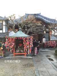 フォトジェニックな人気のお寺【八坂庚申堂】