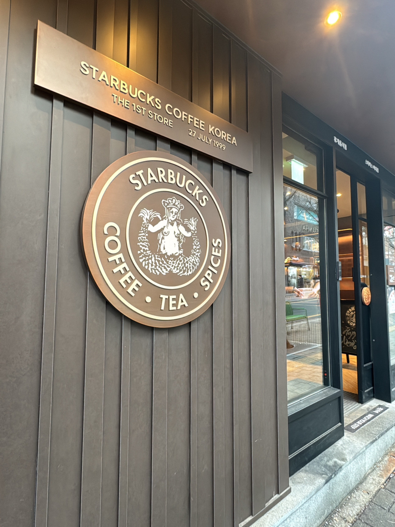 タンブラーに刻印ができちゃう韓国スタバ一号店！ | Trip.com ソウル