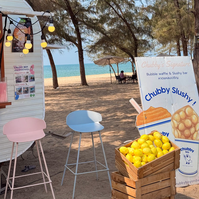 คาเฟ่ริมทะเลสุดน่ารัก Vibes ดีต่อใจ #ระยอง 🥯🏝️🍃