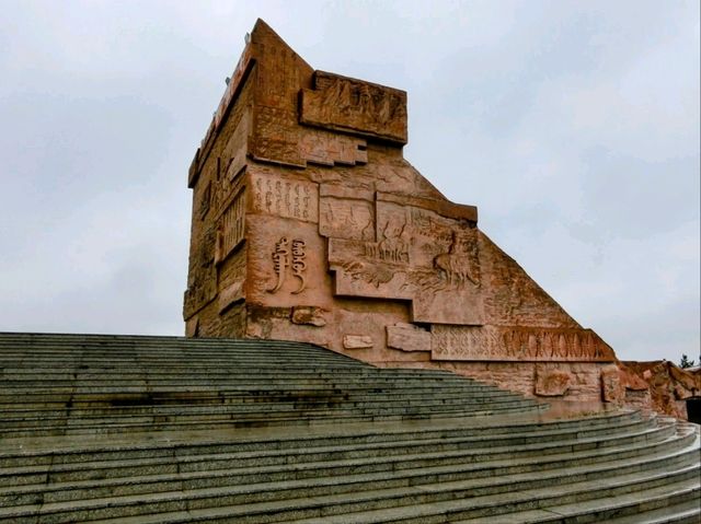 雨天遙望草原的英雄，內蒙古-成吉思汗陵園