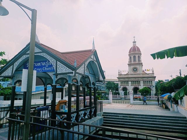 泰國曼谷市中心湄南河畔著名建築景點：聖克魯茲教堂，適合打卡拍照📸