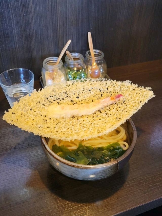 見た目のインパクトも大なうどんやさん。