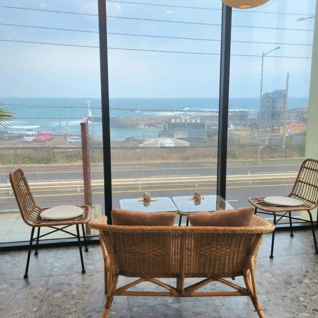 주황색이 돋보이는 카페