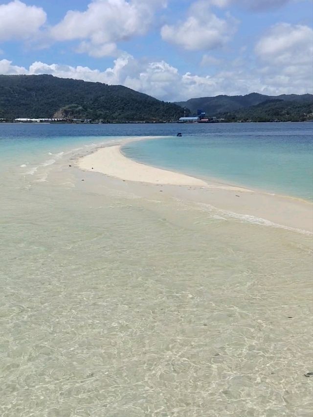 Discover a white sand beach at the heart of sea, appears only during low tide.