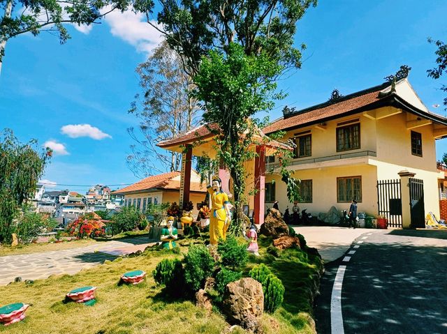 越南大叻市中心著名寺廟景點：靈光寺Chùa Linh Sơn，祈福很靈驗，適合打卡拍照📸祈福