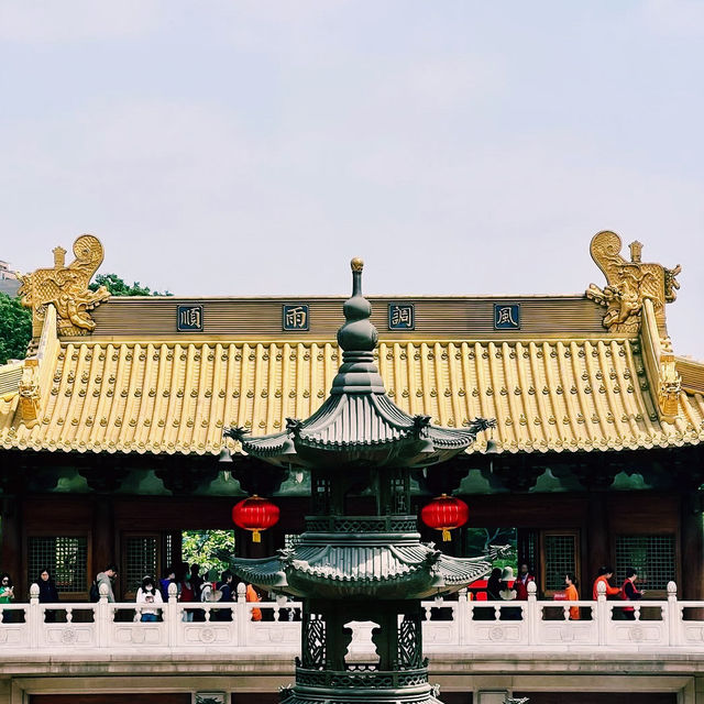 都会の喧騒に佇む金色の仏教寺院✨⛩️