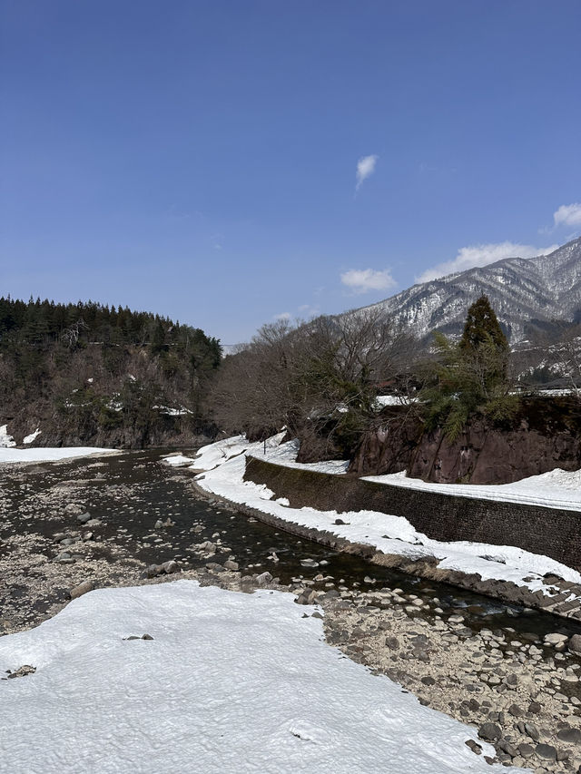 🇯🇵 白川鄉 不是只有小屋 還有壯麗的河川和山🏞️🏔️