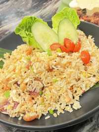 A cozy cafe serving local & Western Food : 21 Fusion