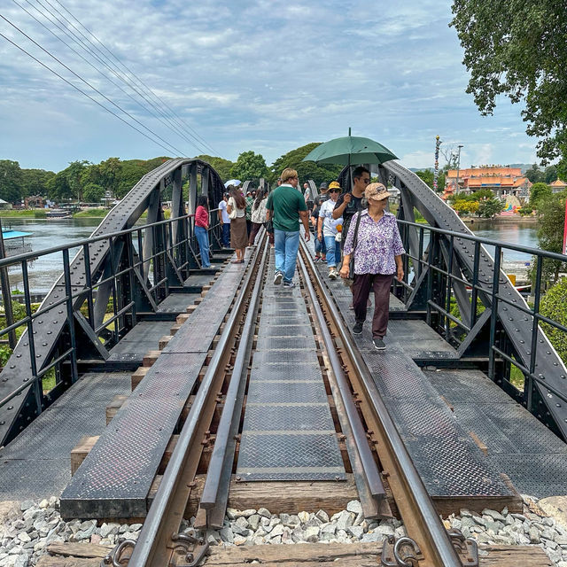 สะพานประวัติศาสตร์🚝สะพานข้าแม่น้ำแคว กาญจนบุรี