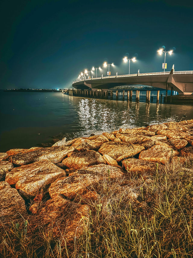 Coastal Chic & Marina Lights: A Night Stroll at Straits Quay