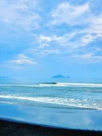 🌊 賊仔澳玻璃海灘超夢幻！拍出天空之鏡的私藏秘境就在宜蘭