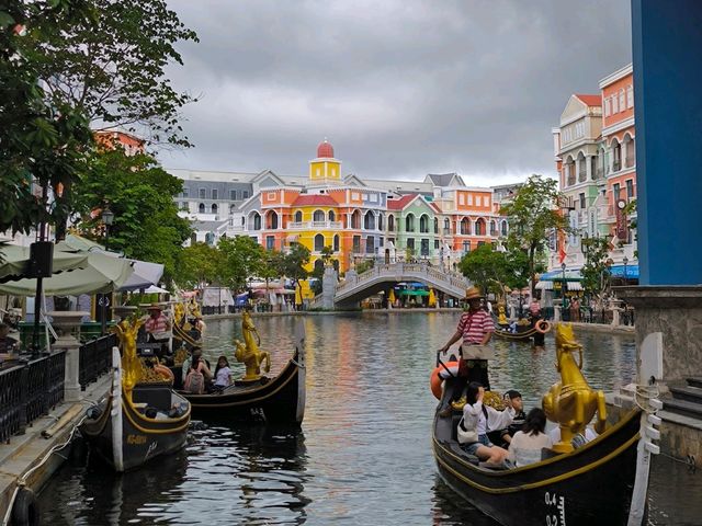 【Gondola Water Taxi】沿岸有瑰麗色彩之排屋可供欣賞！