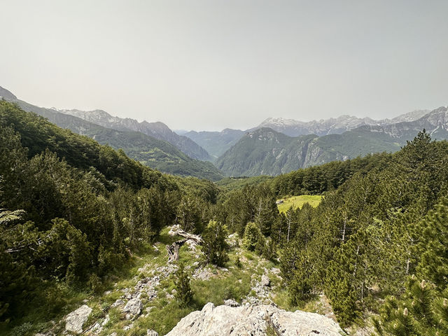 【Valbonë〜Theth ハイキング②｜16kmの絶景トレイルを歩く】 呪われた山を越え、アルバニアの秘境テス村へ