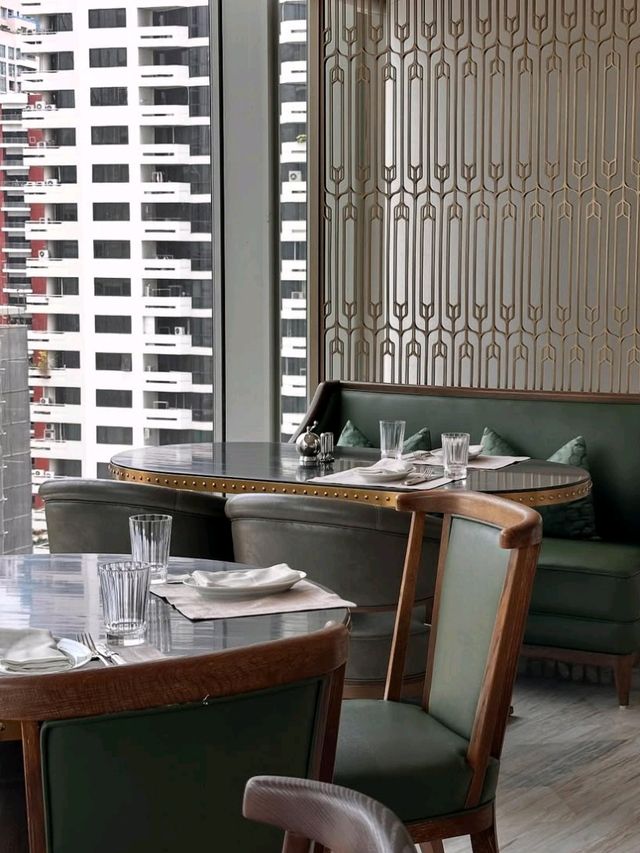 🌸 Waldorf Astoria Bangkok – Icon of Thai Elegance & New York Glamour