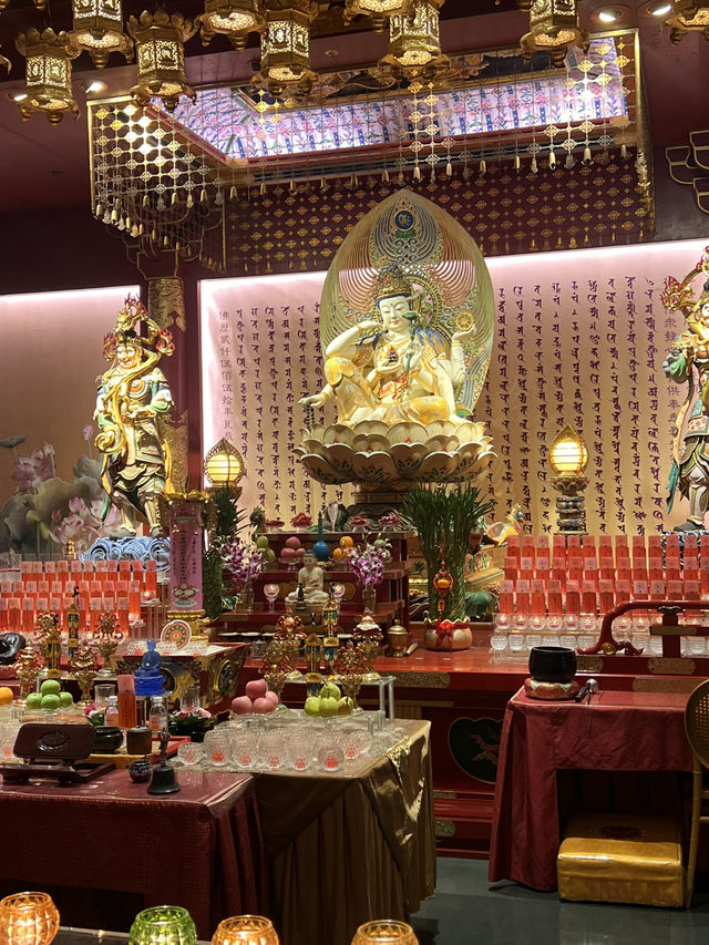Buddha Tooth Relic Temple (วัดเขี้ยวแก้ว)