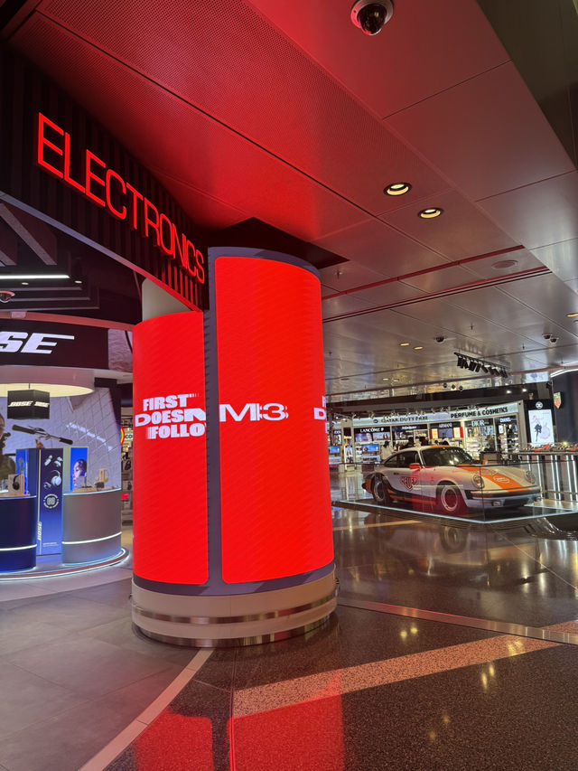 #1 Airport In THE WORLD🤩