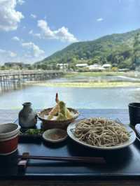 嵐山を眺めて食べる極上の蕎麦
