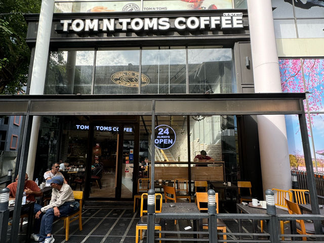 Tom n Toms Coffee – Sukhumvit 15, Bangkok: Cozy 24‑Hour Korean Café