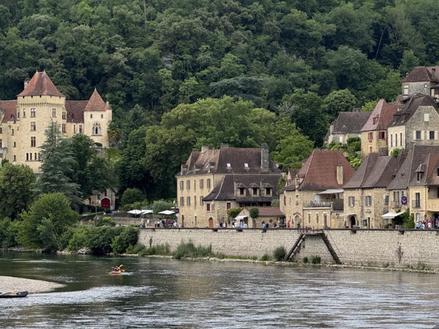 France's Most Beautiful Towns: La Roque-Gageac 🇫🇷✨