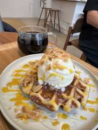 鬧市中隱藏cafe ☕️嘆美味雪糕waffle🧇