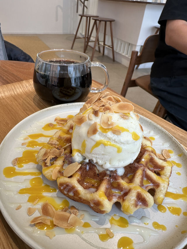鬧市中隱藏cafe ☕️嘆美味雪糕waffle🧇