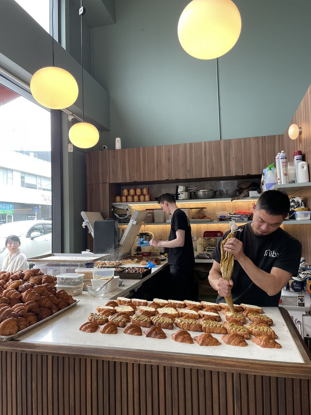 紐西蘭｜奧克蘭｜隱藏版的早晨味蕾驚喜：MIBO Bakery 必吃可頌＆驚艷培根蛋堡！