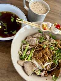 高雄大立百貨A館電影院旁邊（大城老船麵）美食小吃.值得推薦大家