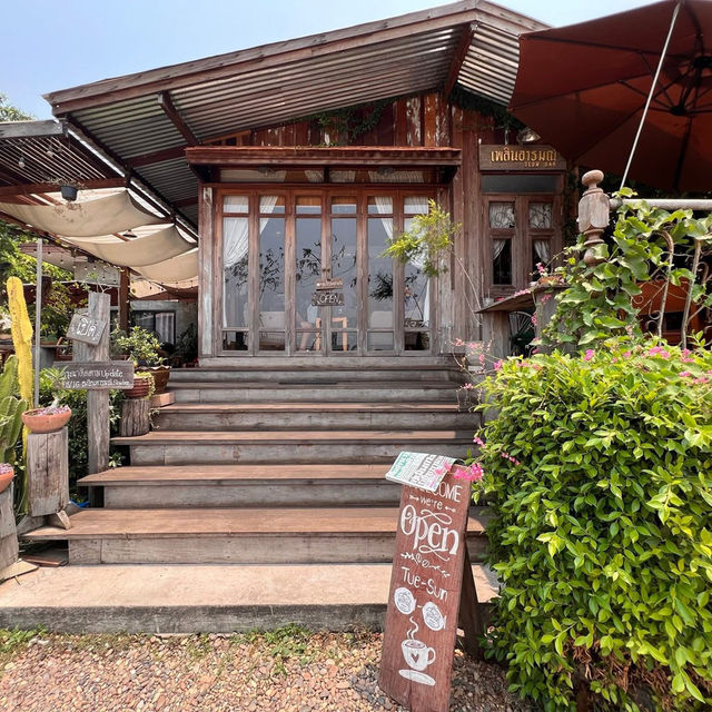 🏡 คาเฟ่ไม้กลางสวน กับวิถีสโลว์ไลฟ์ที่แท้ทรู