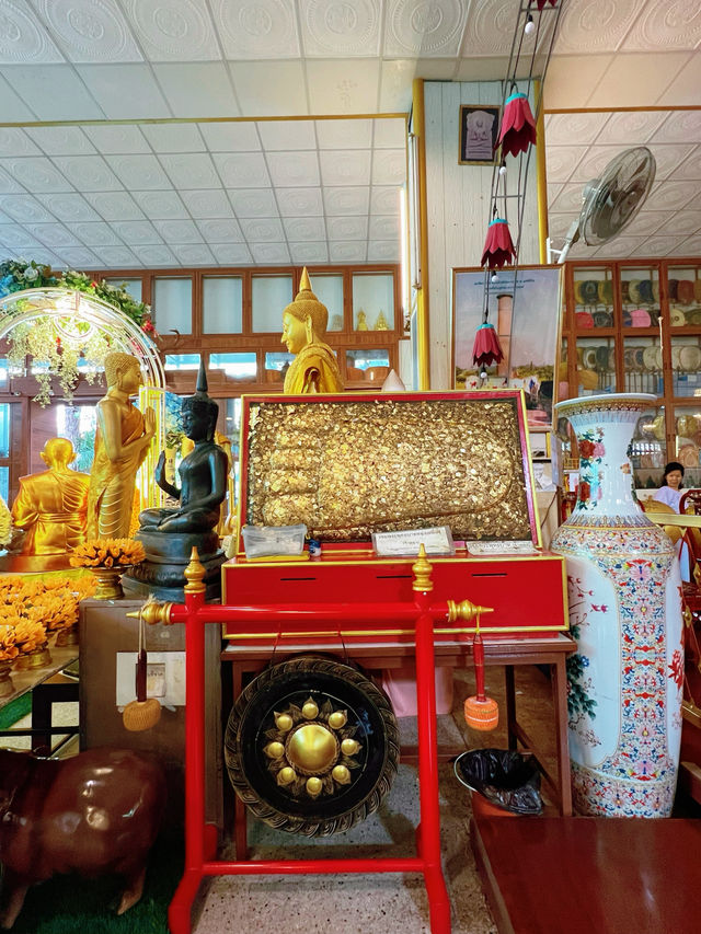 Wat Pha Si Ekkamai