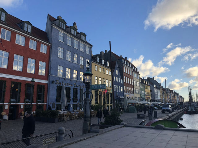 【ニューハウン（Nyhavn）｜コペンハーゲン 「運河沿いのカラフルな街並み、北欧らしさを体感できる絶景エリア」】