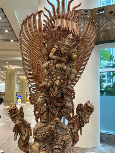 バリ島ングラライ国際空港｜神話の守護者ガルーダとヴィシュヌ神の共演