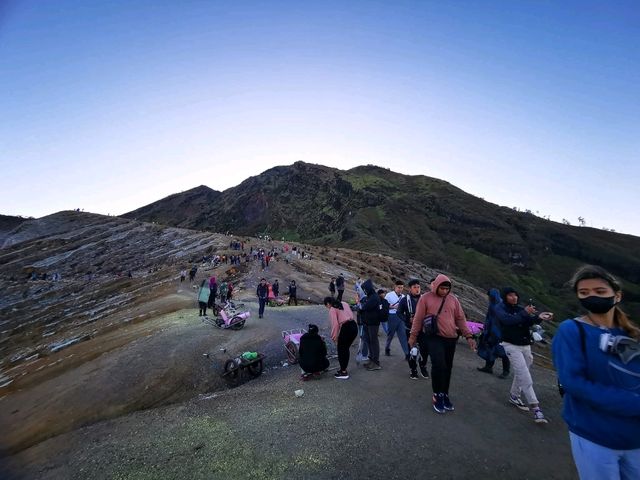伊真火山──藍色火焰的奇幻世界