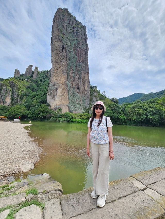 縉云仙都裡高聳云端的鼎湖峰