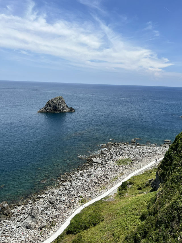 基隆｜基隆嶼（中集）登島（港口步道・濱海步道・海濱長廊）—把火山島的海線，走成一條會呼吸的藍色詩 ✨🏝️