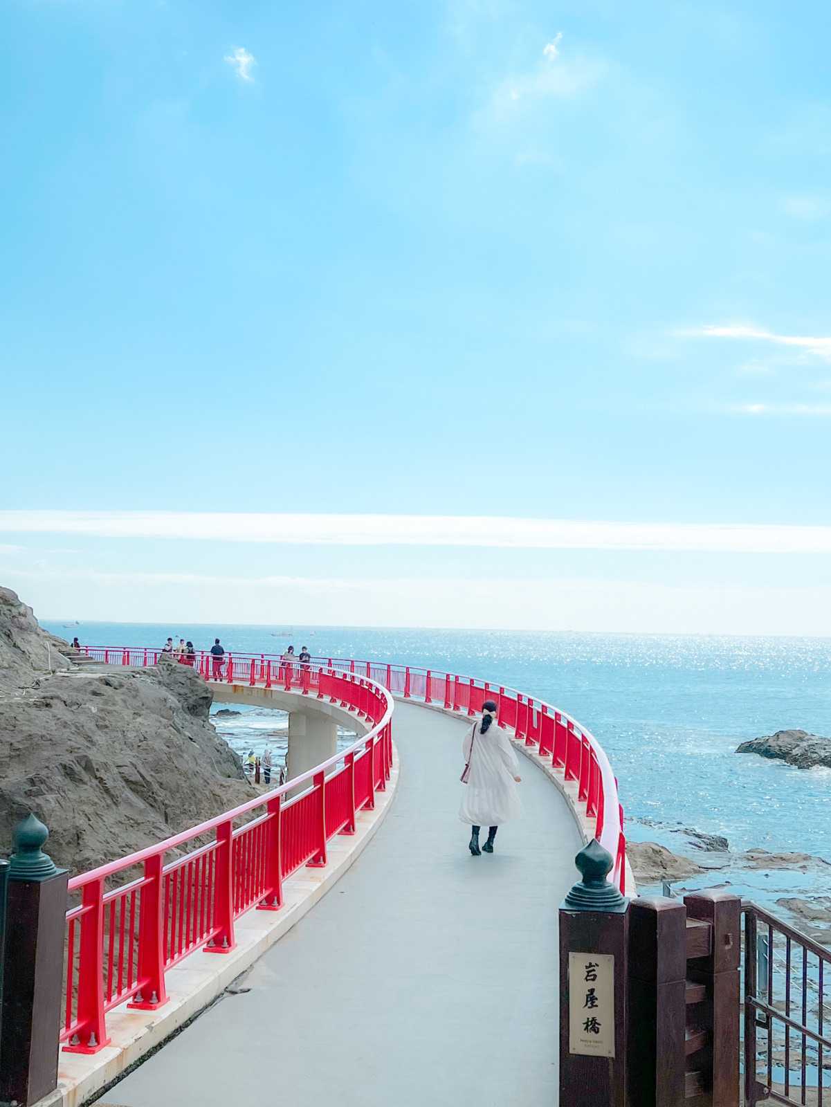 Enoshima, Kanagawa
Menjelajahi Enoshima

① Enoshima Iwaya
Sebuah gua laut yang terletak di bagian terdalam pulau.
Konon, Kobo Daishi dan Nichiren Shonin pernah berpraktik di sini pada zaman dahulu, dan tempat ini dihormati sebagai tempat lahirnya kepercayaan Enoshima.
Gua ini merupakan rumah bagi Iwaya No. 1, yang memiliki kedalaman 152 meter dan konon mengarah ke gua-gua es Gunung Fuji.
Gua ini juga merupakan rumah bagi Iwaya No. 2, yang memiliki kedalaman 56 meter dan konon merupakan situs legenda Dewa Naga.
Gua ini sangat misterius. ✨
Ada juga batu berbentuk seperti penyu laut, jadi cobalah untuk menemukannya!

② Wakaga-fuchi
Tanah yang terkikis oleh air laut ini terbentuk oleh fenomena pengangkatan yang menyebar di sekitar gua.
Tanah ini terletak tepat di bawah tebing yang membentuk layar lipat.
Tempat ini terkenal dengan deburan ombak yang indah di pantai dan matahari terbenam di balik Gunung Fuji.
Konon, Wakaga-fuchi mendapatkan namanya dari seorang gadis muda bernama Shiragiku yang pernah melompat ke air.

3. Lonceng Cinta Naga: Lonceng ini dibangun untuk menghormati kisah cinta "Bidadari Surgawi dan Naga Berkepala Lima" yang masih tersisa di Pulau Enoshima. Banyak anak muda dan pasangan datang untuk membunyikan lonceng ini dengan harapan dapat berbagi kisah cinta tersebut. Pemandangannya juga spektakuler, dan pada hari yang cerah, Anda bahkan dapat melihat Izu Oshima. Mengapa tidak mengunjungi Enoshima dan merasakan misteri alam? #TravelWithPochiKatsu