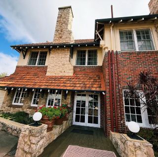 Caves House Hotel